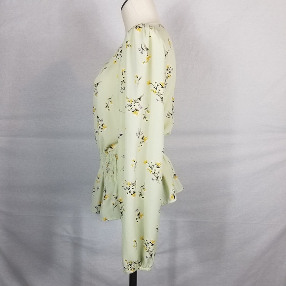 Romantic Pale Green Blouse - Picture 4 of 5